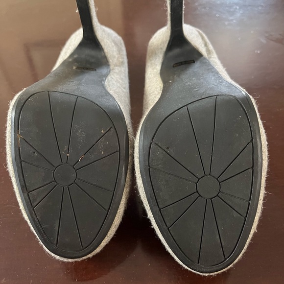 Fusion gray platform rounded toe heels.  Suede-like. Size 7.5. - Picture 4 of 8
